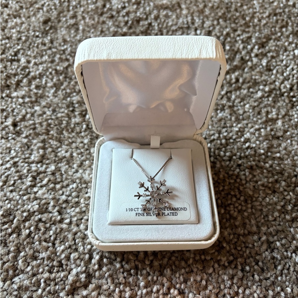 Silver Snowflake Pendant Necklace